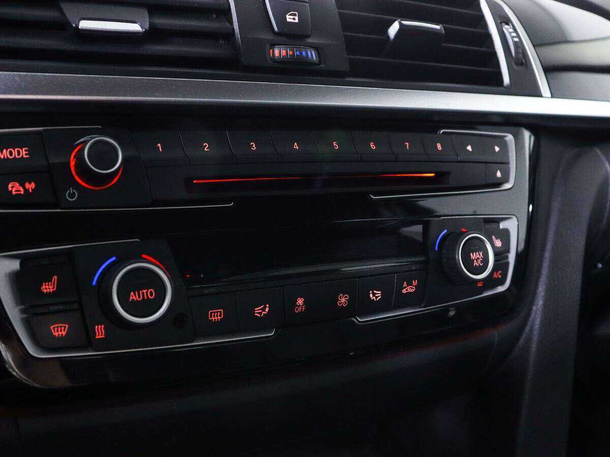 BMW 3 серии 318i, 2017 Фото №14