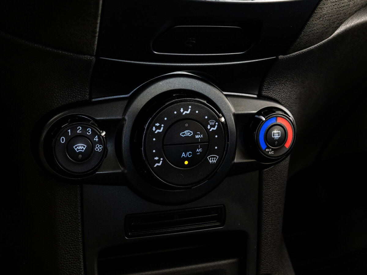 Ford Fiesta Mk6 Рестайлинг, 2016 Фото №11