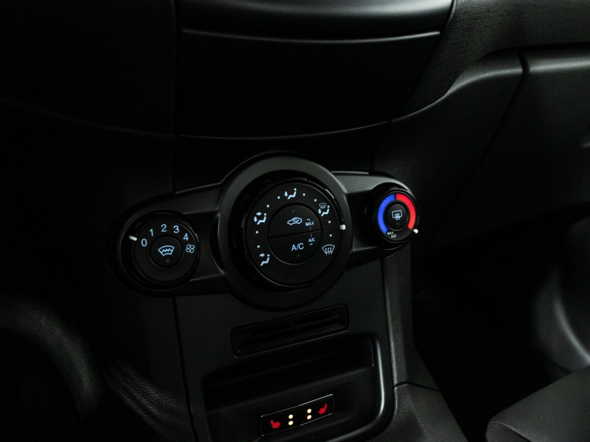 Ford Fiesta Mk6 Рестайлинг, 2016 Фото №14